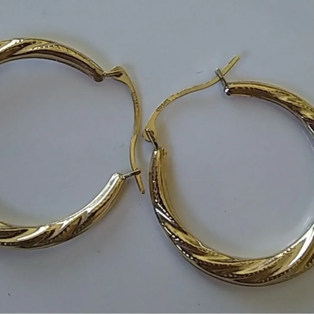 Elegant Solid 14k Gold Hollow Hoop Earrings - Picture 3 of 6